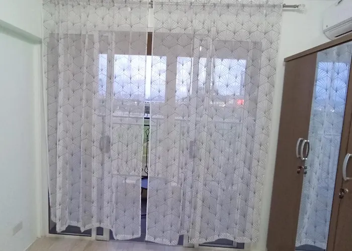 2 Bedroom Unit Spacious And Convenient *